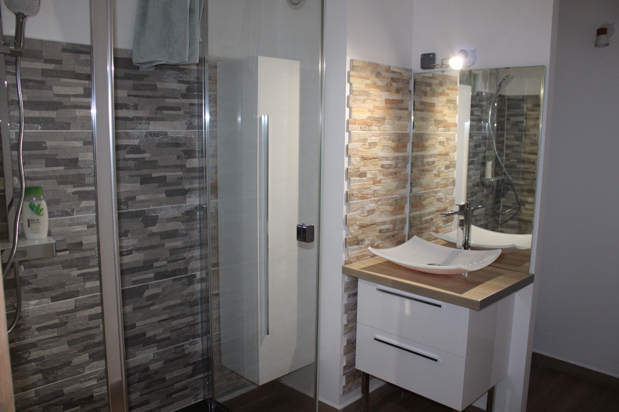 Salle d'eau avec douche