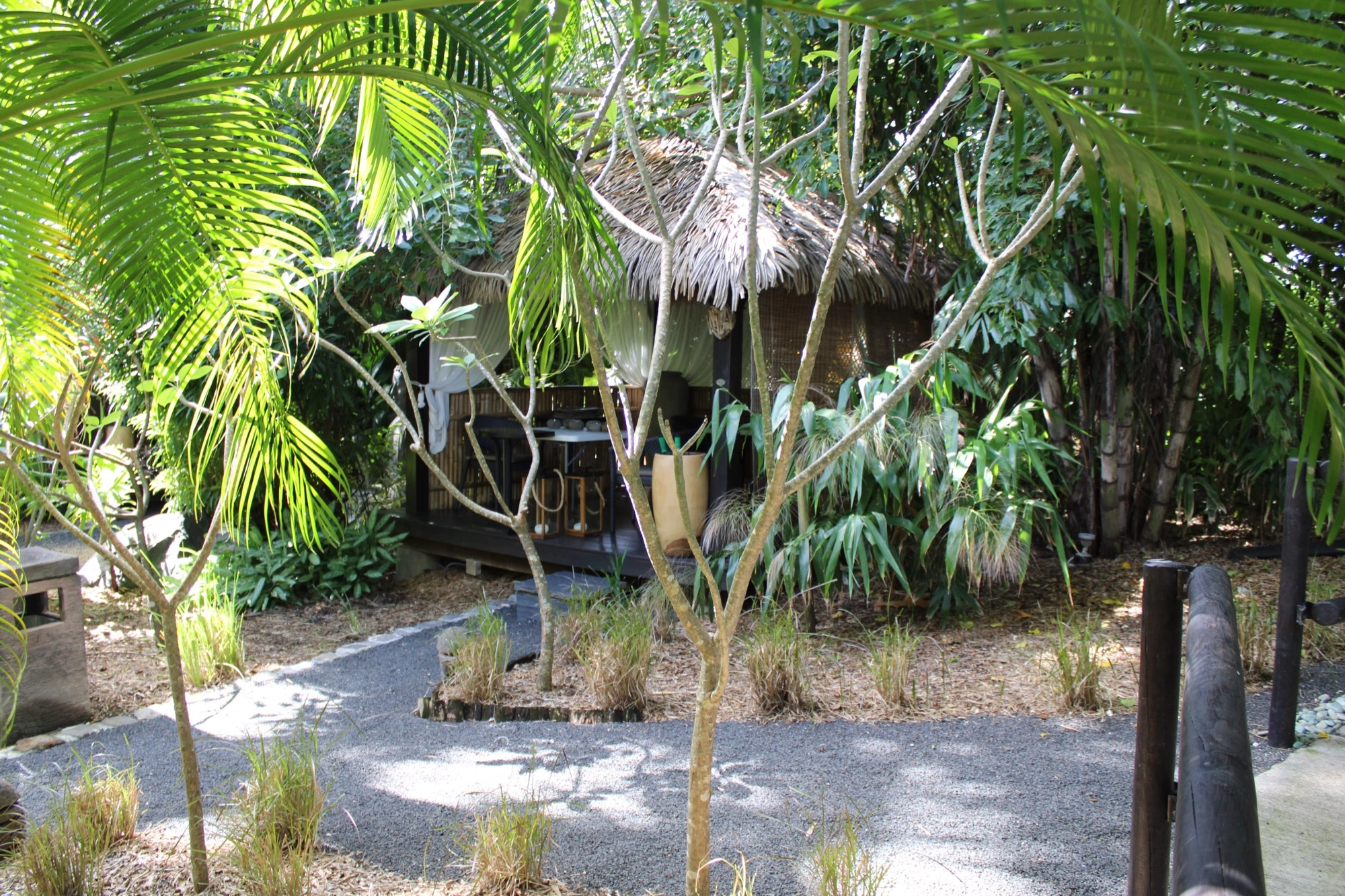 Carbet dans le jardin tropical
