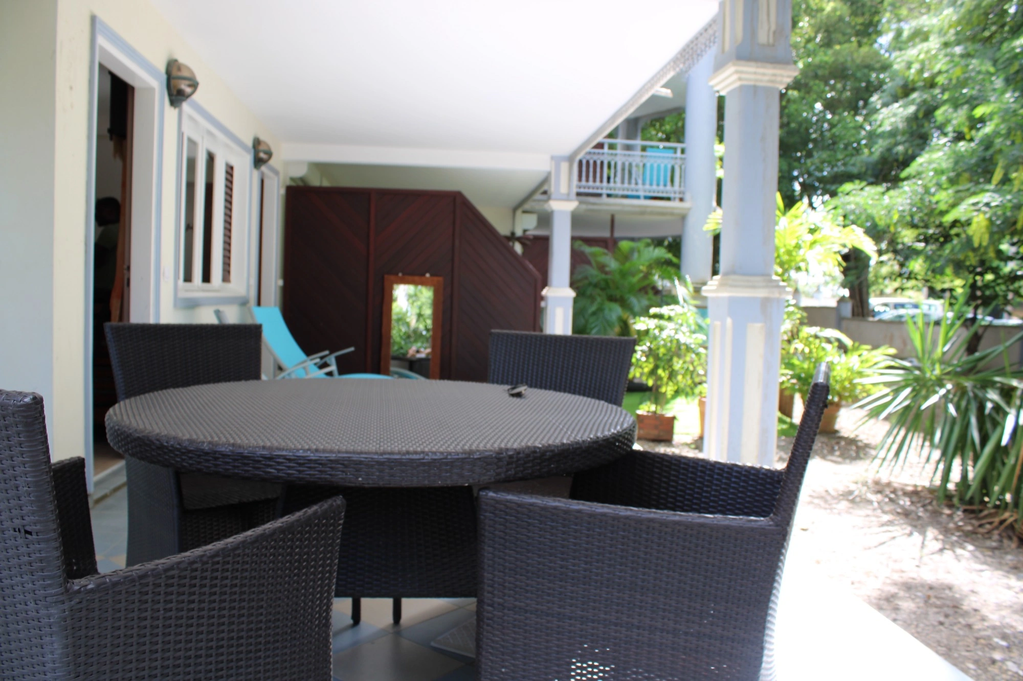 Terrasse avec table en rotin
